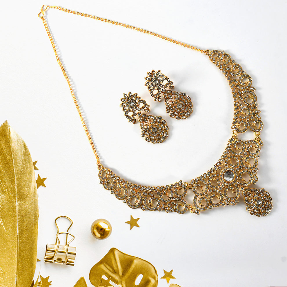 "Royal Gold-Plated Kundan Choker Necklace Set with Matching Earrings"